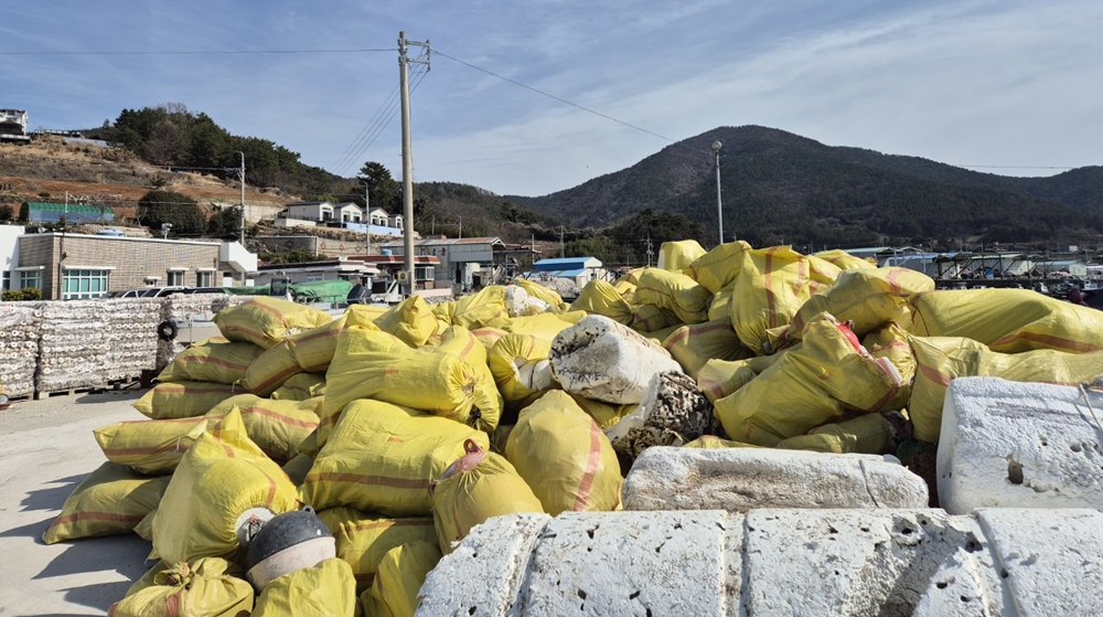 ▲ 어민들이 수거한 해양쓰레기