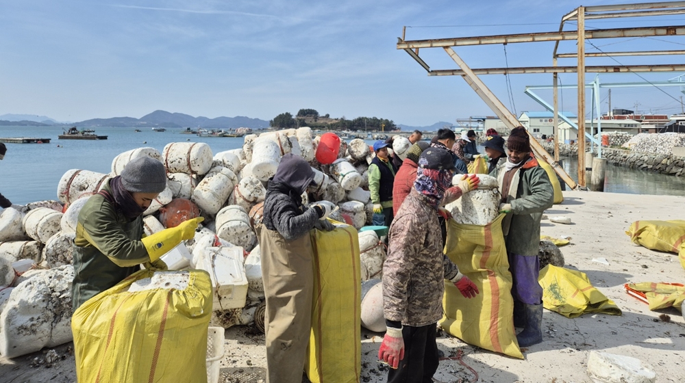 ▲ 수거한 부표를 마대에 담고 있다.