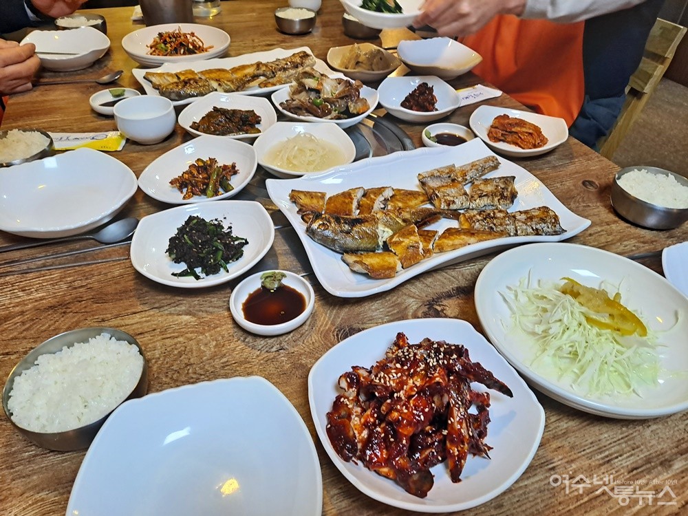 ▲게장과 생선구이가 있는 여수 학동 게장밥상이다. ⓒ조찬현