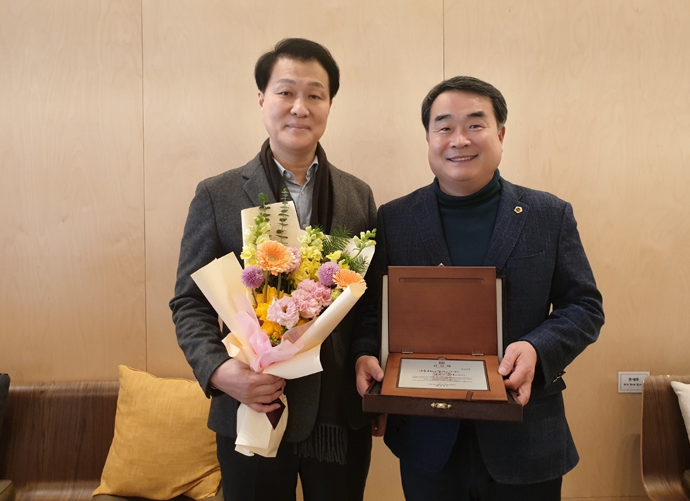 ▲ 최무경 전라남도의원이 전라남도건축사회로부터 감사패를 전달받았다.