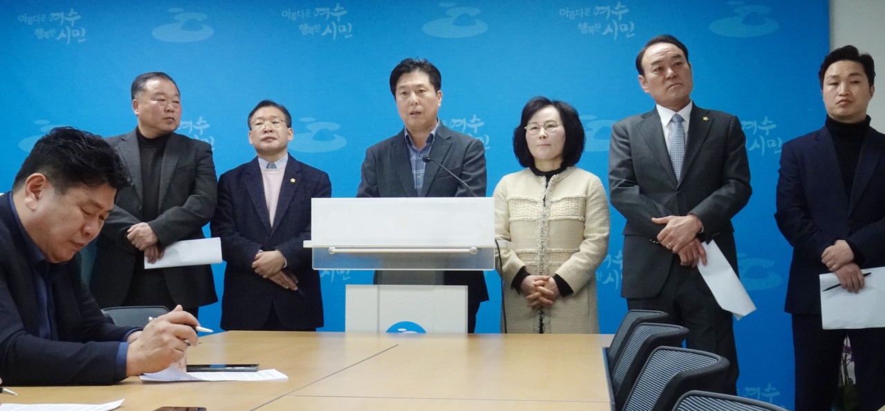 ▲ 주연창 전 도의원은 여수 갑을 두 국회의원이 서로의 지역구를 존중하지 않고 분열되어 왔다고 말했다.