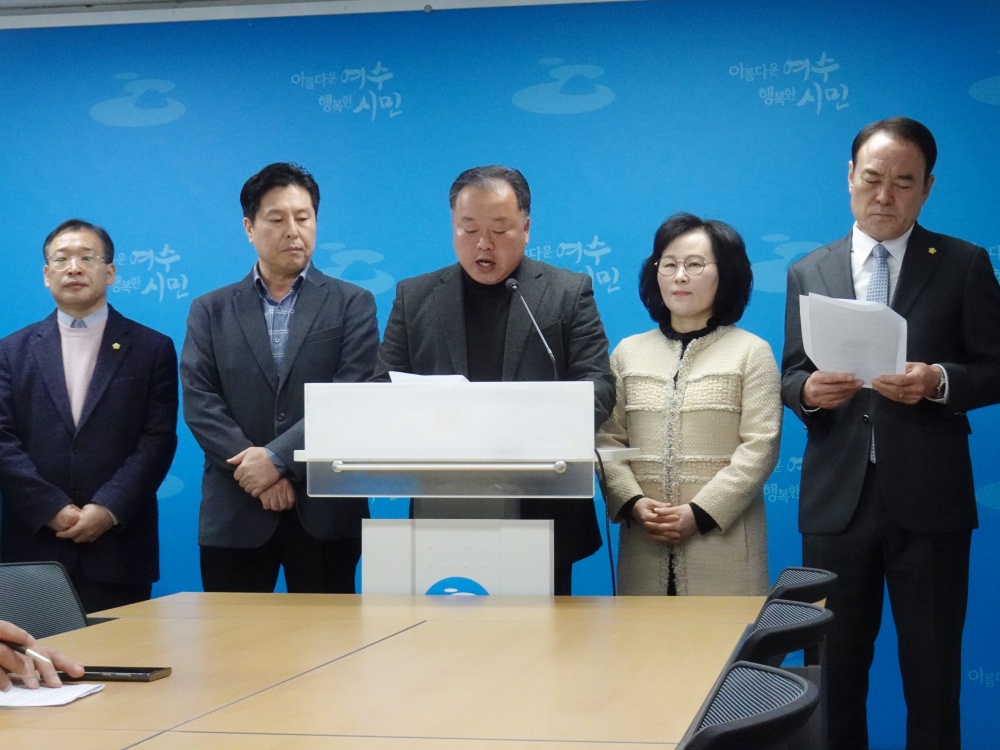 ▲ 고희권 전 시의원이 "기본사회와 기본소득을 통한 시민복지강화와 정책을 굳건히 추진할 조계원 후보를 지지한다"고 전했다.