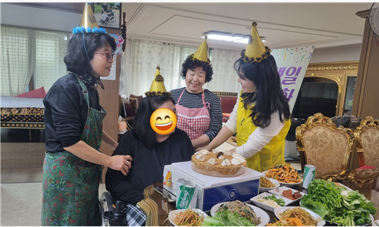 ▲ 최중중 독거장애인을 위한 직원들과 활동지원사들의 축하장면