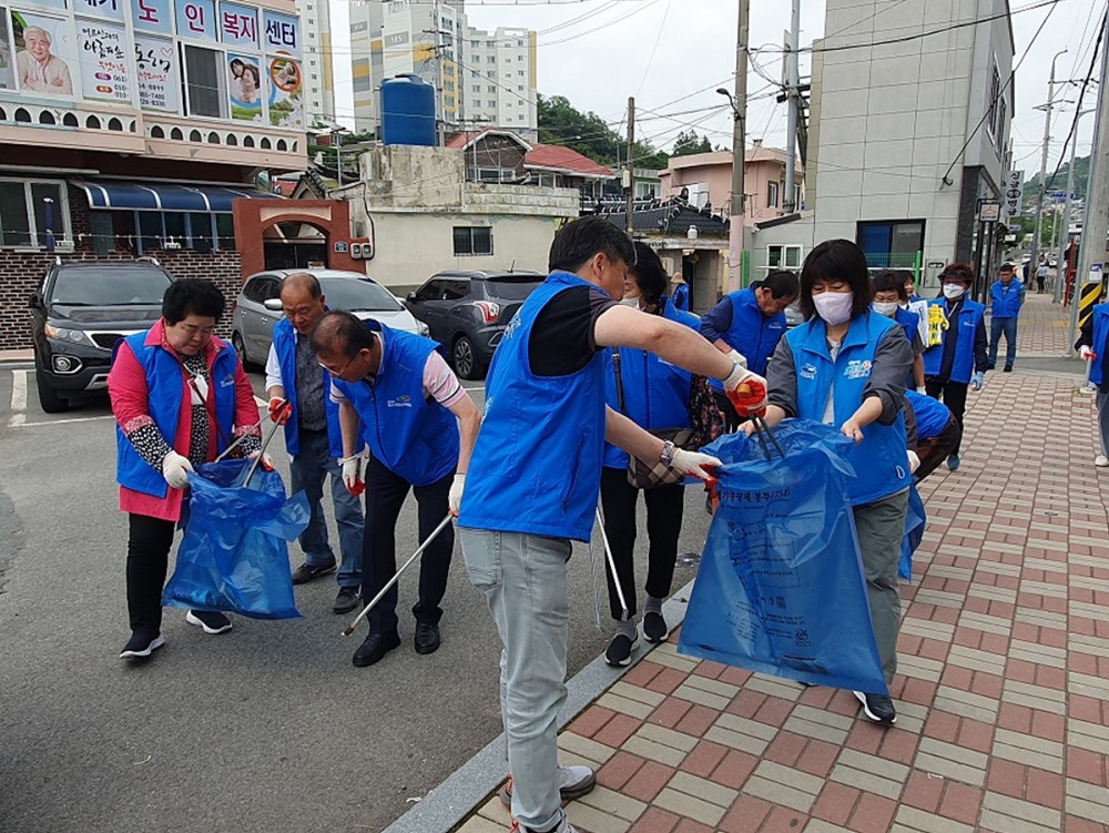 ▲ 여수시 27개 읍면동에서 ‘르네상스 시민운동’을 진행하고 있는 모습