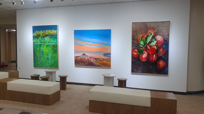 ▲ 여수시의회 로비 지역작가 작품전시회 