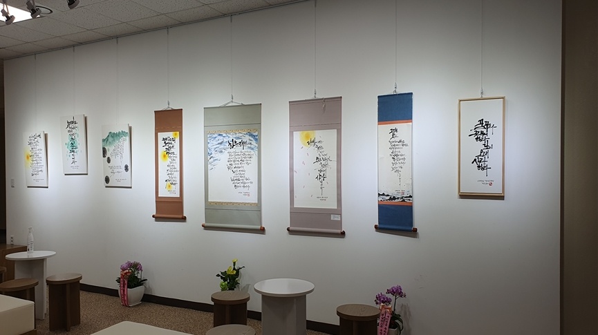 ▲ 여수시의회 로비 지역작가 작품전시회 