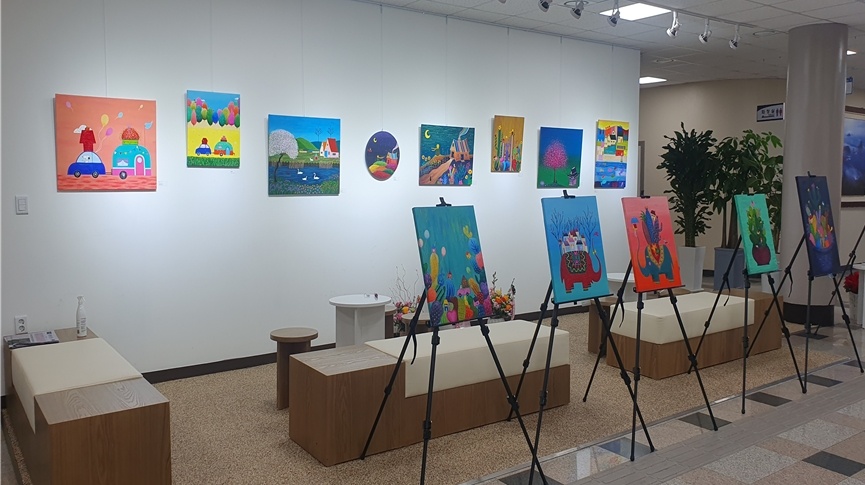 ▲ 여수시의회 로비 지역작가 작품전시회 