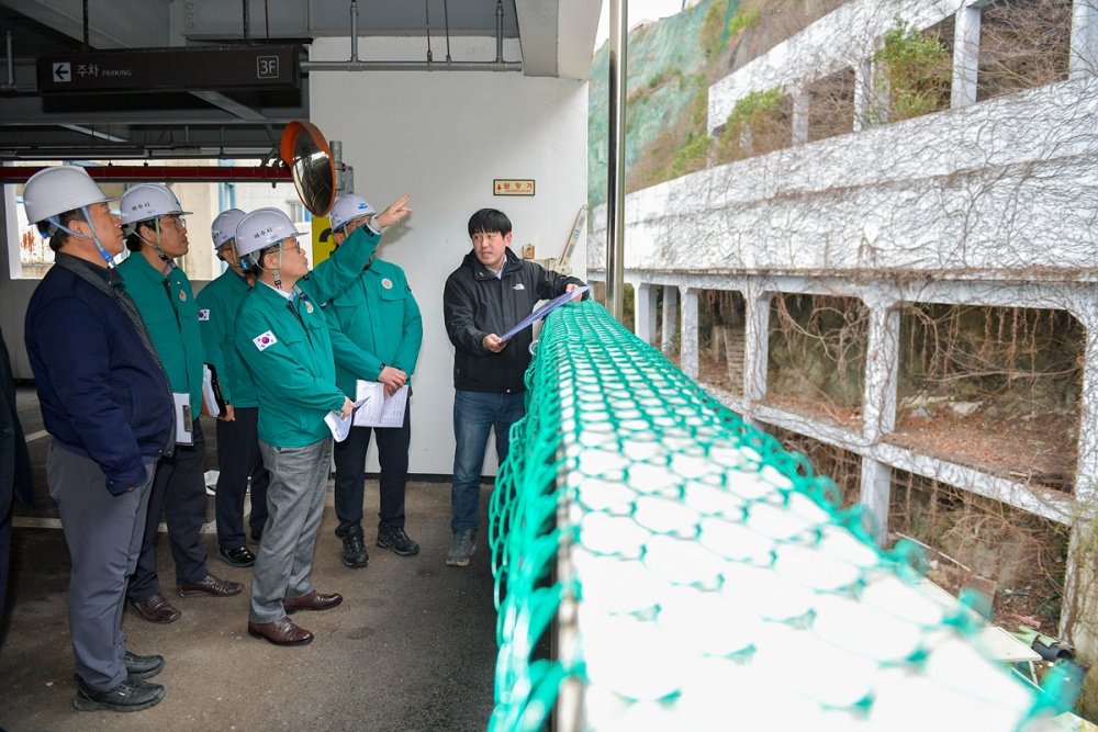 ▲김종기 부시장이 지난 5일 관내 고위험 취약지역인 수정지구와 소라지구 급경사지 현장을 점검했다.  