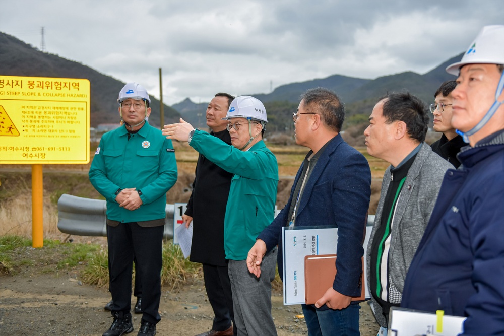 ▲김종기 부시장이 지난 5일 관내 고위험 취약지역인 수정지구와 소라지구 급경사지 현장을 점검했다.  