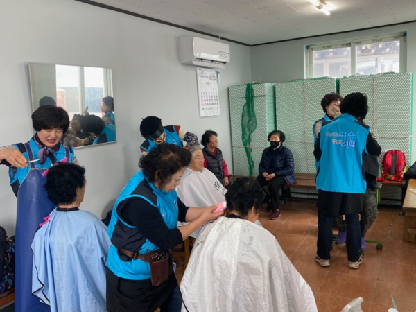 ▲화양면 적금도 마을을 방문해 어르신 미용봉사를 하고 있다.