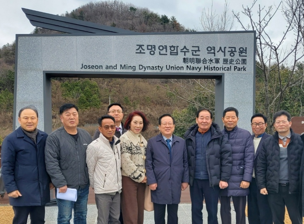 ▲ 섬박람회 회원들이 광동성 출국에 앞서 묘도마을 홍보관에서 임진왜란에 대한    오리엔테이션을 마치고 조명수군연합군 테마원 입구에서 기념사진을 찍고 있다.