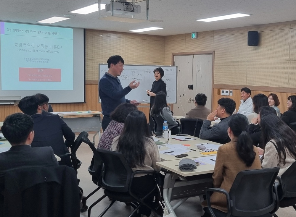 ▲ 워크숍 참여자들이 갈등상황에서 의사소통과 문제해결 방안에 대해 이야기를 나누고 있다. 