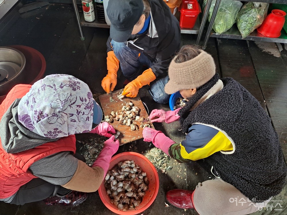 ▲여수 돌산읍 평사리 도실마을 아낙네들이 새조개를 손질하고 있다. ⓒ조찬현