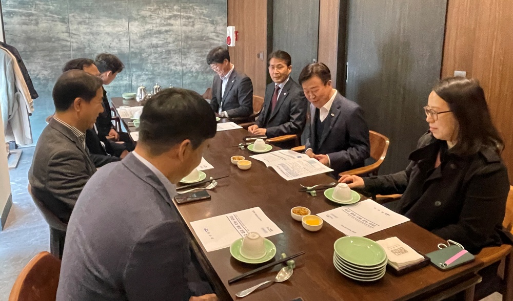 ▲ 7일 정기명 시장이 기획재정부를 방문, 섬박람회 개최 기반 마련을 위한 국비 확보 활동을 펼쳤다.