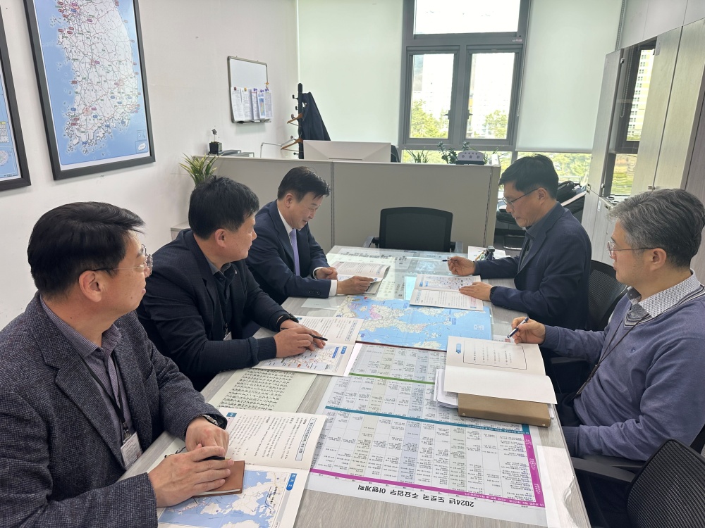 ▲정기명 시장이 국토교통부를 방문, 시 도로 현안 사업이 국가 계획에 반영될 수 있도록 건의하고 있다. (오른쪽 첫 번째부터 국토교통부 주종완 도로국장, 민인홍 사무관. 왼쪽 첫 번째부터 여수시 정기명 시장, 명호남 도로과장, 차용석 도로계획팀장)