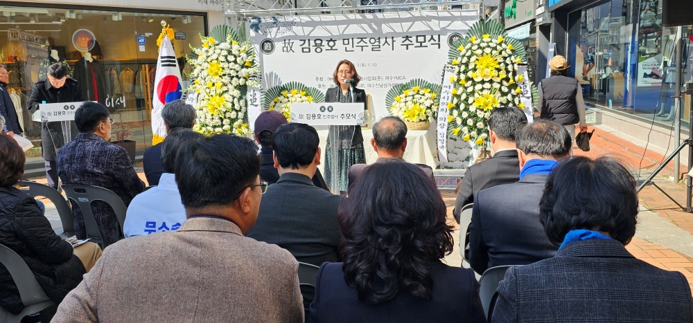 ▲ 추모시를 낭송하고 있다.