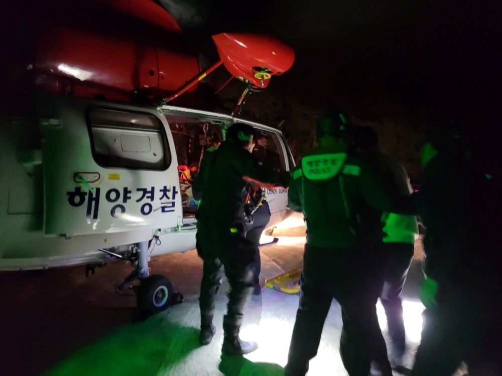 ▲ 헬기로 응급환자를 이송하는 해양경찰