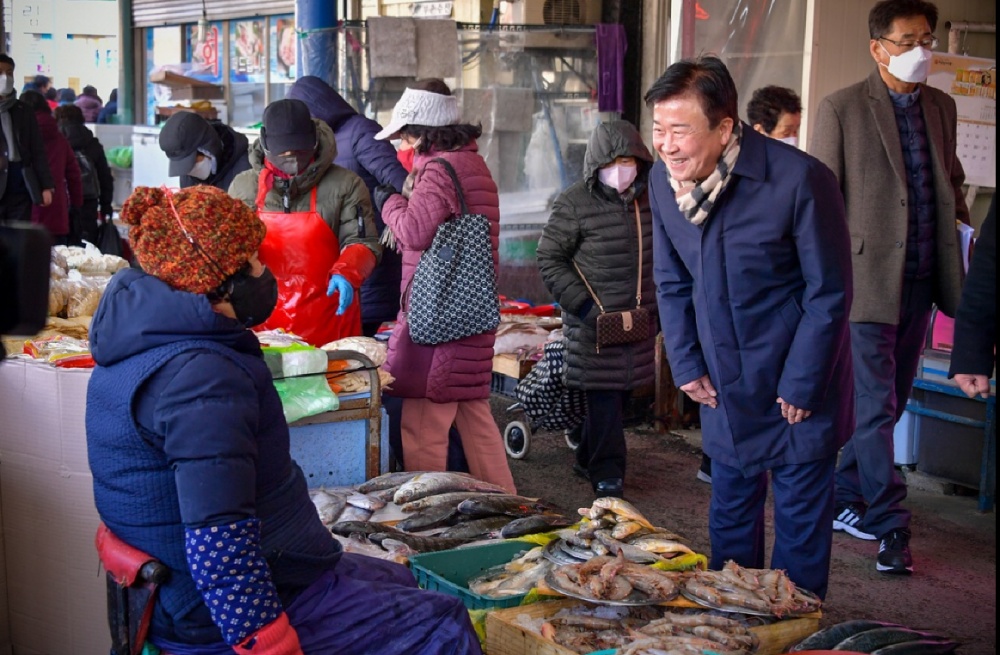 ▲ 정기명 시장이 전통시장을 찾아 상인들을 격려하고 있다. 