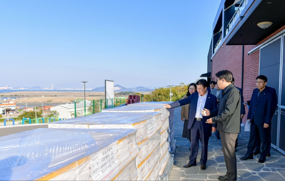 ▲ 정기명 시장이 사회적 기업을 찾아 애로사항을 청취하고 있다. 