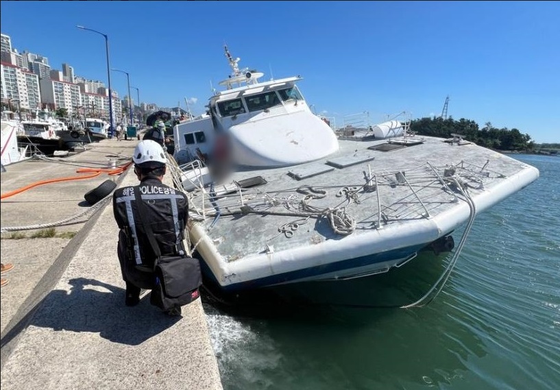 ▲ 위험도가 높은 장기계류선박을 조사하는 해양경찰