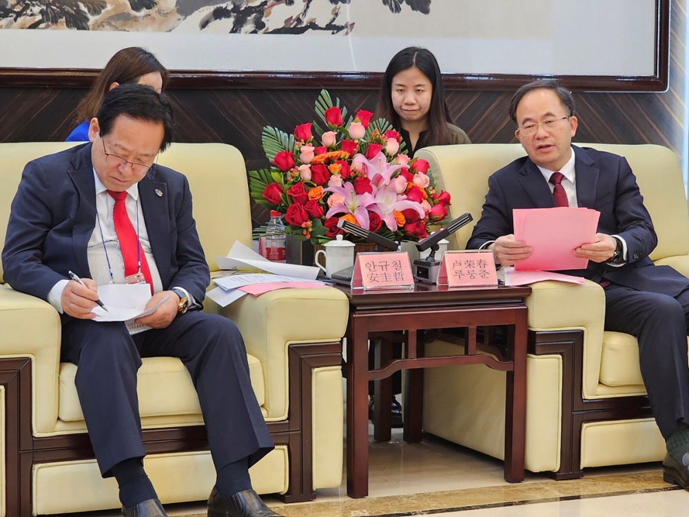 ▲ 루룽춘(오른쪽) 윈푸시 당서기와 안규철(왼쪽) 위원장이 시정부 영빈관에서 열린 공식 회담에서 두 도시의 협력방안 등에 대해 대화를 나누고 있다.