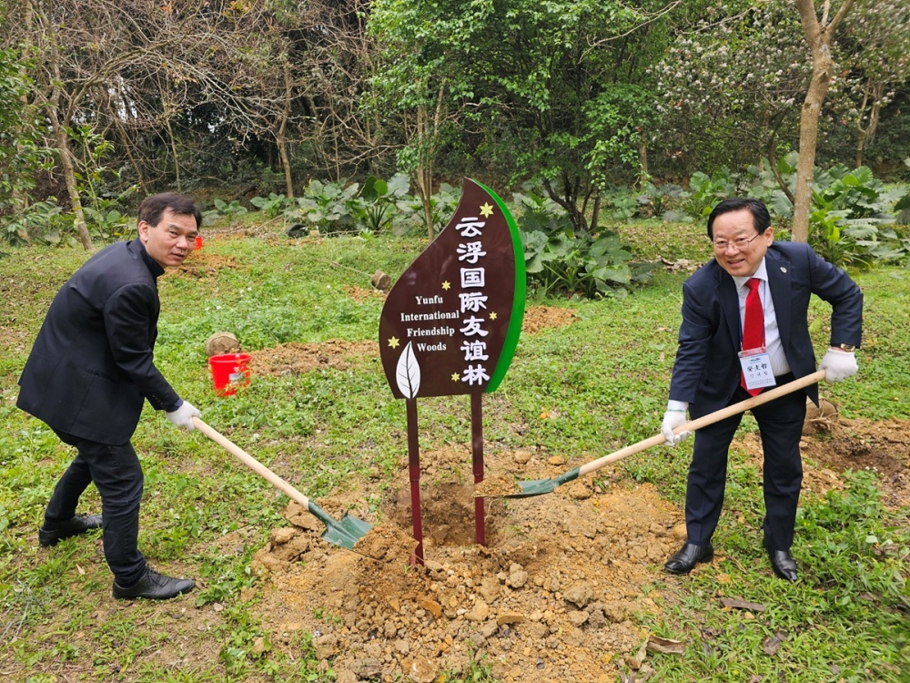 ▲ 안규철 위원장과 윈푸시 위원회 천까오수이(陈高水) 부주임이 지난 8일 윈푸시 남산산림공원에서 기념식수 마치고 ‘윈푸국제우정나숲’이라고 쓰여진 푯말을 세우고 있다.