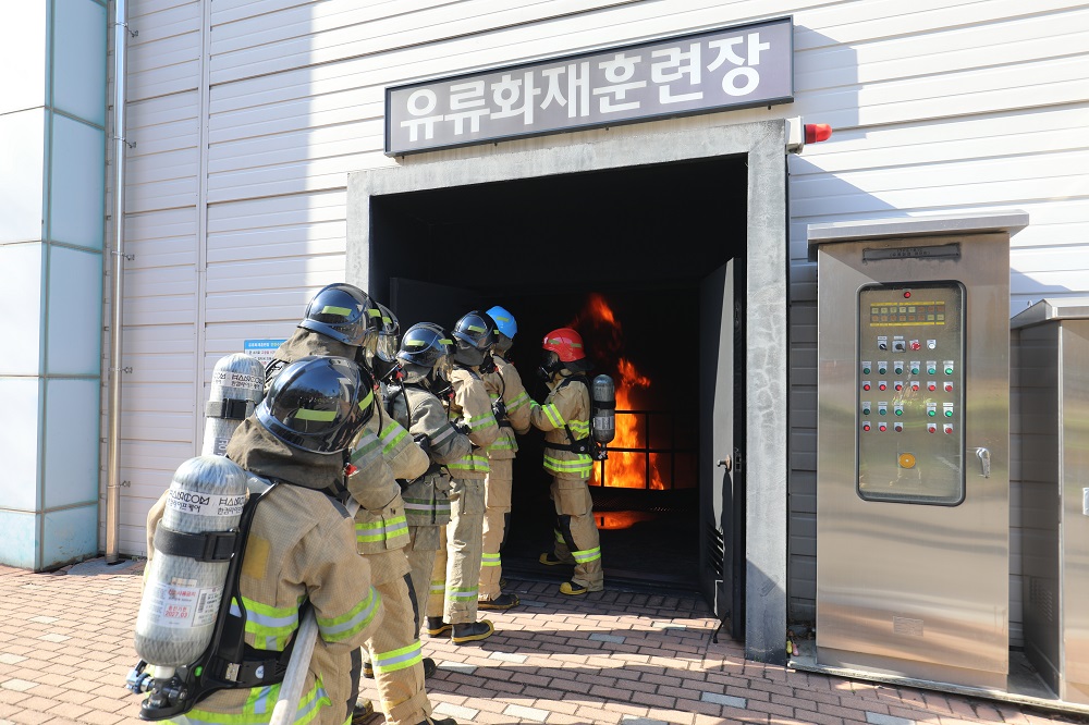 ▲ 소방복을 착용하고 유류화재훈련장에 진입하는 종사자