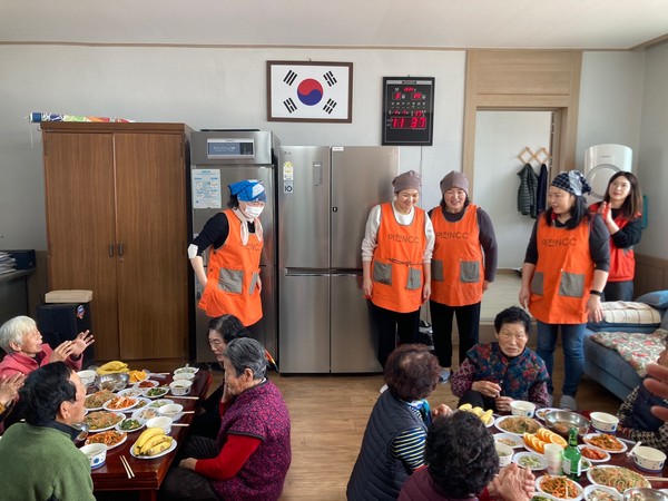 가족봉사대가 준비가 음식을 맛있게 드시며 감사를 표하는 어르신들