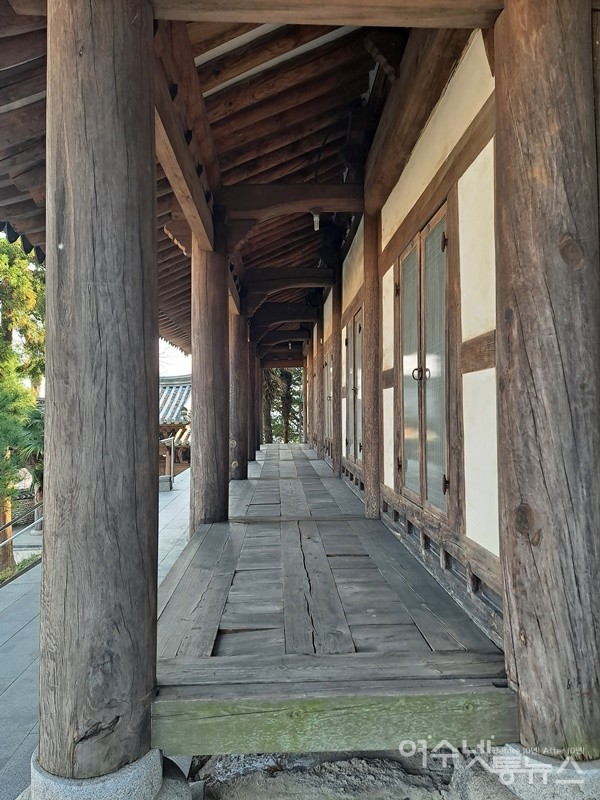 ▲여수 봉강동 봉소당 툇마루에 걸터앉으면 여수 앞바다가 시원스레 펼쳐진다.  ⓒ조찬현