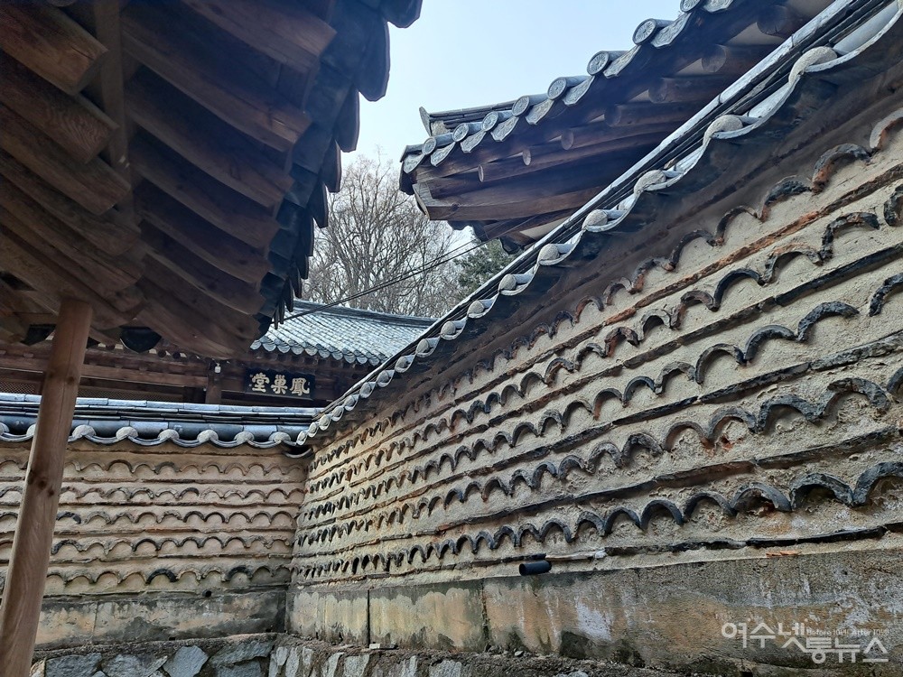 ▲아름다운 담장 너머로 봉소당 편액이 보인다. ⓒ조찬현