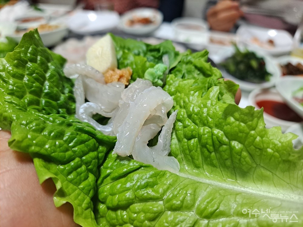 ▲봄 도다리회 상추쌈이다. 도다리회는 된장 양념이 잘 어울린다.  ⓒ조찬현