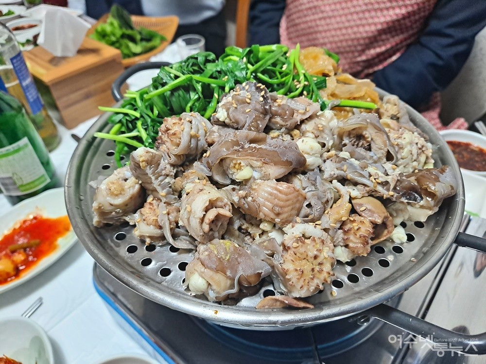 ▲여수 무번지에서 선보이는 아주 특별한 요리 꼼장어 수육이다.  ⓒ조찬현