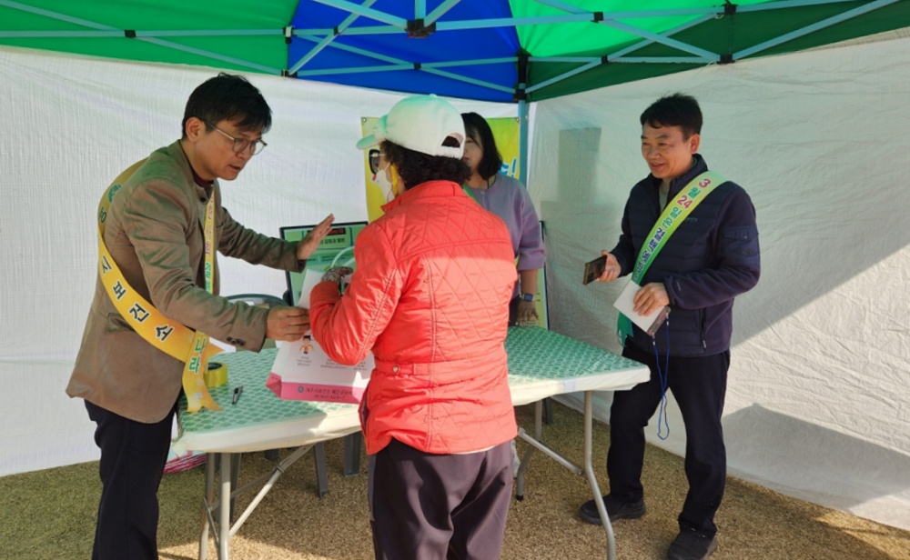 ▲지난 16일 웅천친수공원에서 결핵 예방 홍보을 펼쳤다.