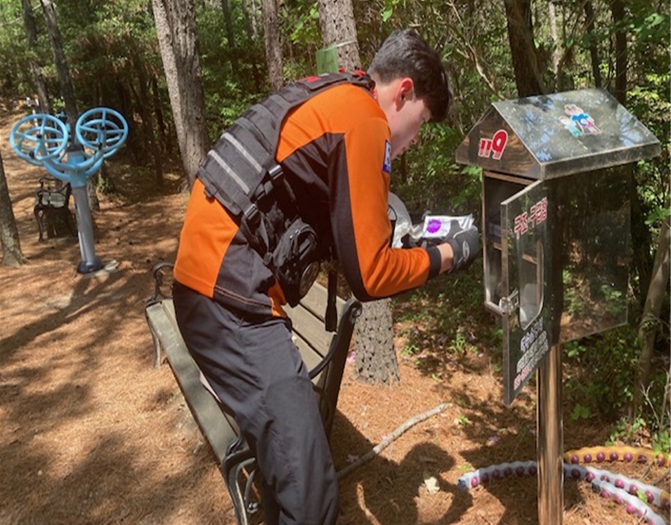 ▲ 구조구급함을 살피는 소방대원