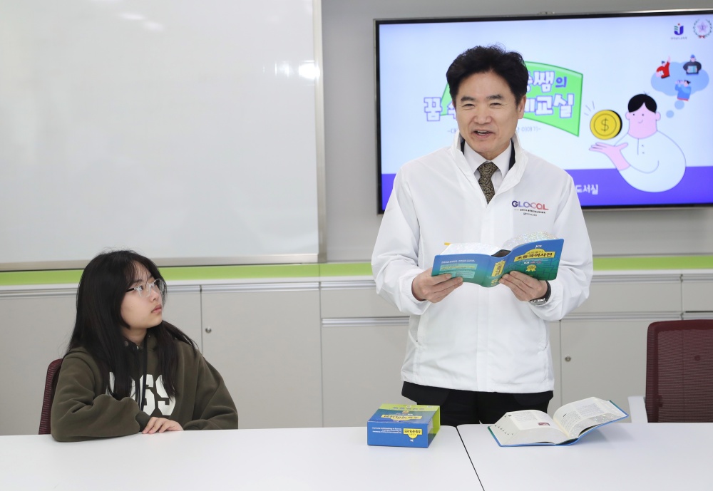 ▲ 해남 화원초등학교에서 현장 소통 프로그램을 펼친 김대중 교육감 