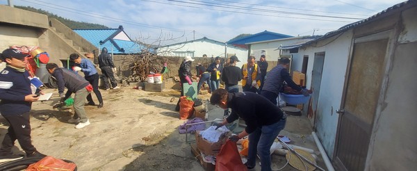 ▲ 여수진남라이온스클럽 회원들이 마당과 집 내부  적치된 쓰레기를 치우고 정리하고 있다.