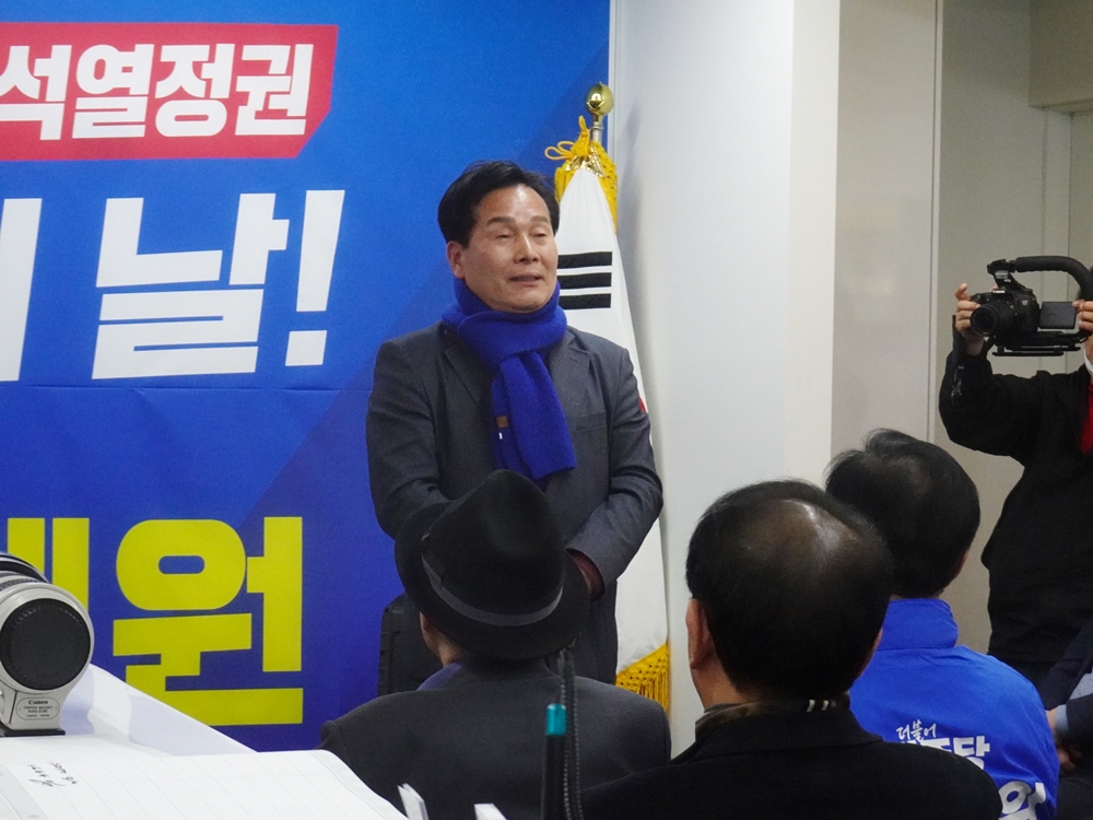 ▲ 여수갑지역구 주철현 국회의원 후보가 조계원 후보 지지를 호소하고 있다.