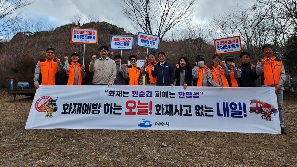 ▲등산객에 ‘봄철 화재예방’ 수칙을 안내하고 있다. 