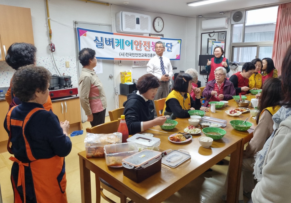 ▲ 광주호반경로당에서 어르신 염색 및 식사 등 봉사를 실시하고 있다.