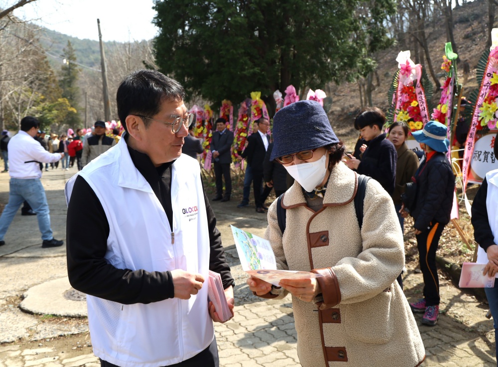 ▲ 여수교육지원청 관계자가  ‘2024 대한민국 글로컬 미래교육박람회’를 홍보하고 있다.