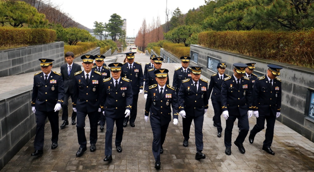 ▲제16대  임명길 해양경찰교육원장이 충혼탑을 방문했다.