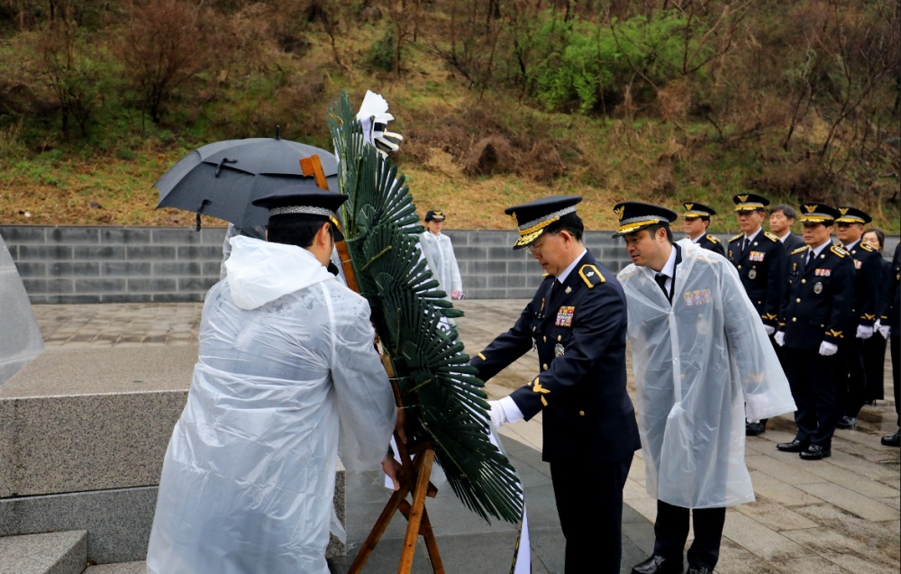 ▲제16대  임명길 해양경찰교육원장이 충혼탑에 참배하고 있다.