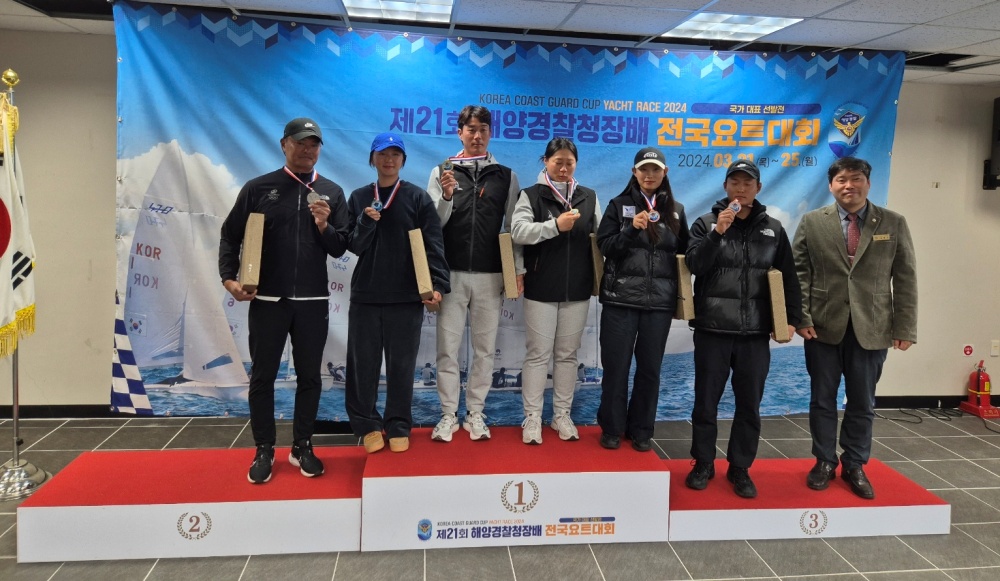 ▲ 제21회 해양경찰청배 전국요트대회에서 1위를 수상한 김창주 선수(가운데)