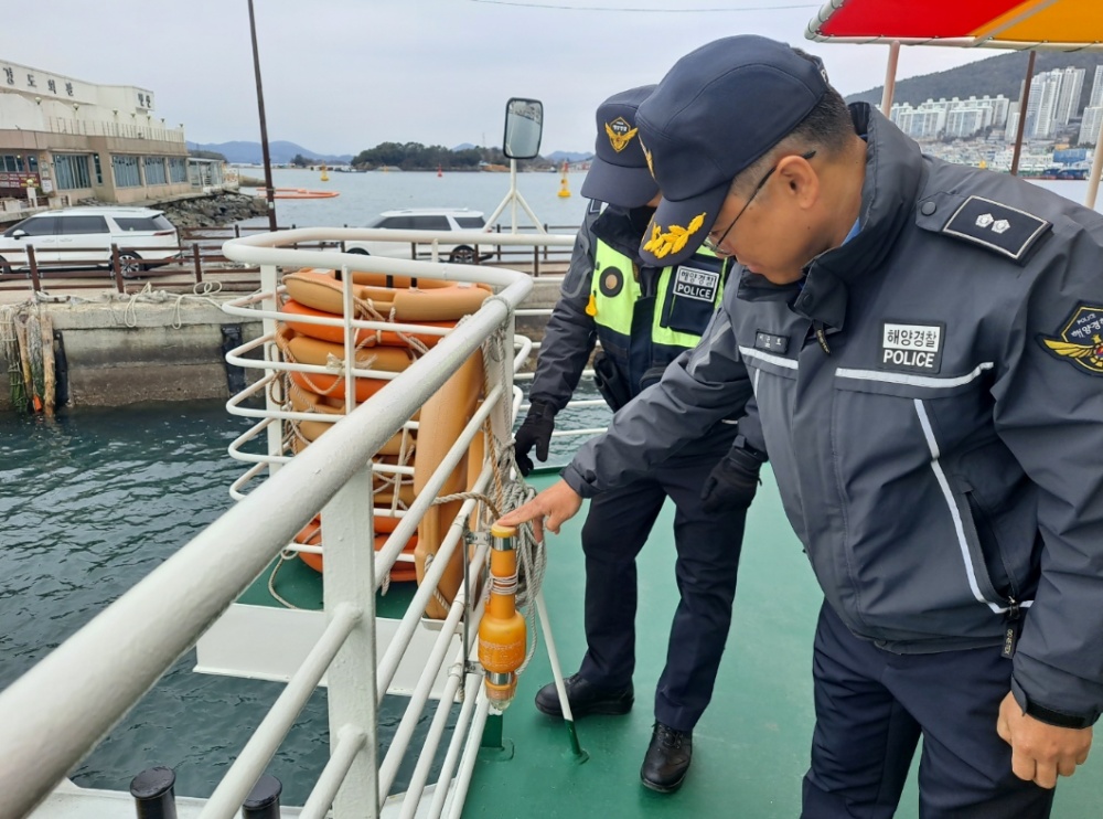 ▲ 다중이용선박의 구명설비를 점검하는 여수해경