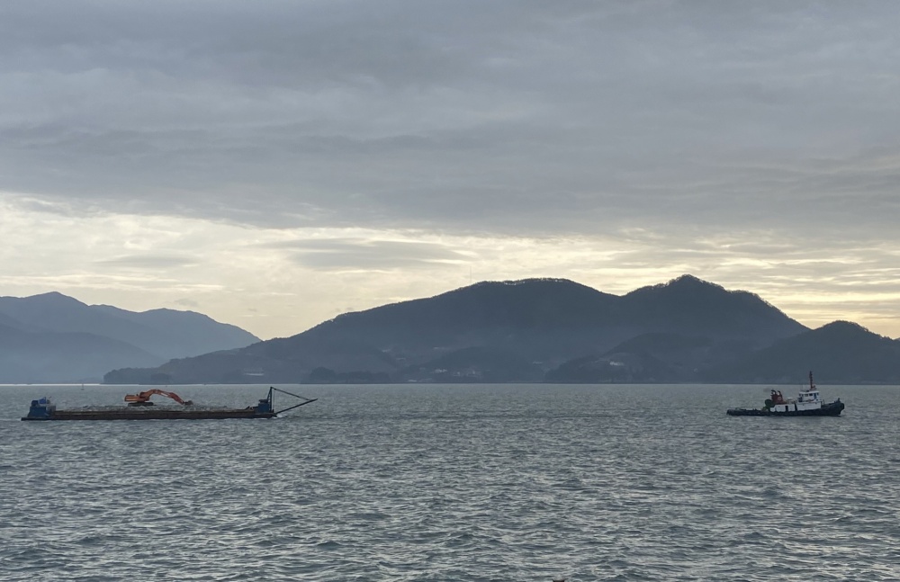 ▲ 예인선이 부선을 끌고 가고 있다