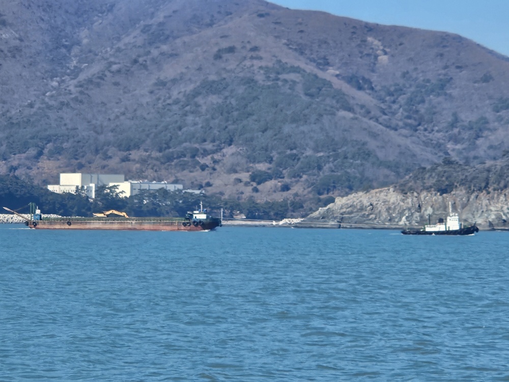 ▲ 예인선이 부선을 끌고 가고 있다