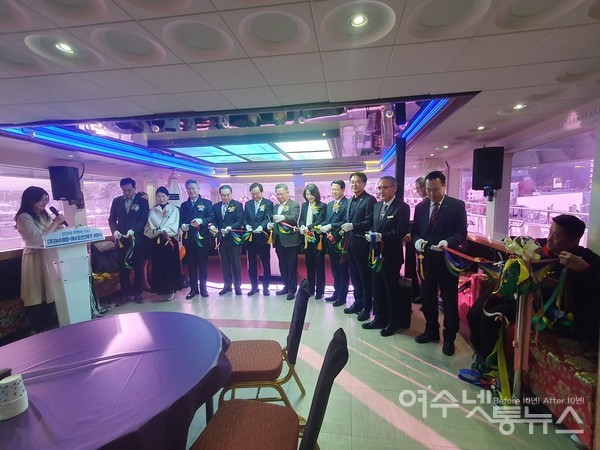 ▲ 각계 인사 대표들이 ‘여수오션크루즈’의 취항 축하 테이프 끊고 있다. 사진 공문택.
