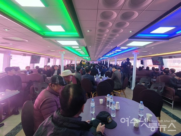 ▲  '여수오션크루즈'의 1층 선상에서 350여 명의 축하객이 참석한 가운데 취항식이 열리고 있다. 사진 공문택.