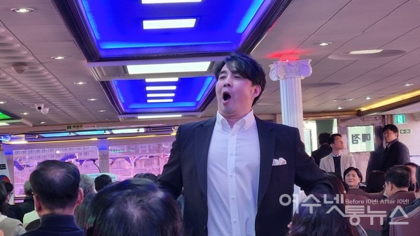 ▲ 김중권 성악가(바리톤)가 참석자들 사이에서 '오 솔레미 오'를 열창하고 있다. 사진 공문택.