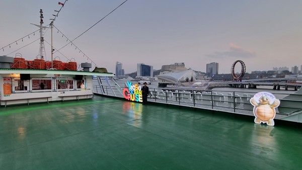 ▲ 불꽃 쇼를  감상하는 '여수오션크루즈'의  3층에서 바라본 '엑스포 스카이타워' 주변의 시내 모습.  사진 공문택.